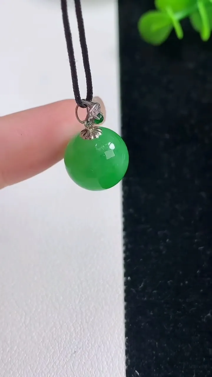 天然A货翡翠圆珠吊坠，尺寸12，重量:3.79g
9月6日