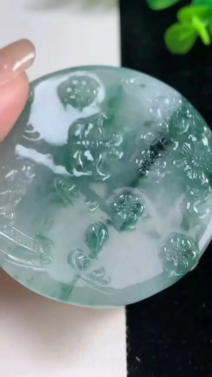 天然A货翡翠种飘花不动明王吊坠，尺寸53-11.2，重:58.20g
9月6日