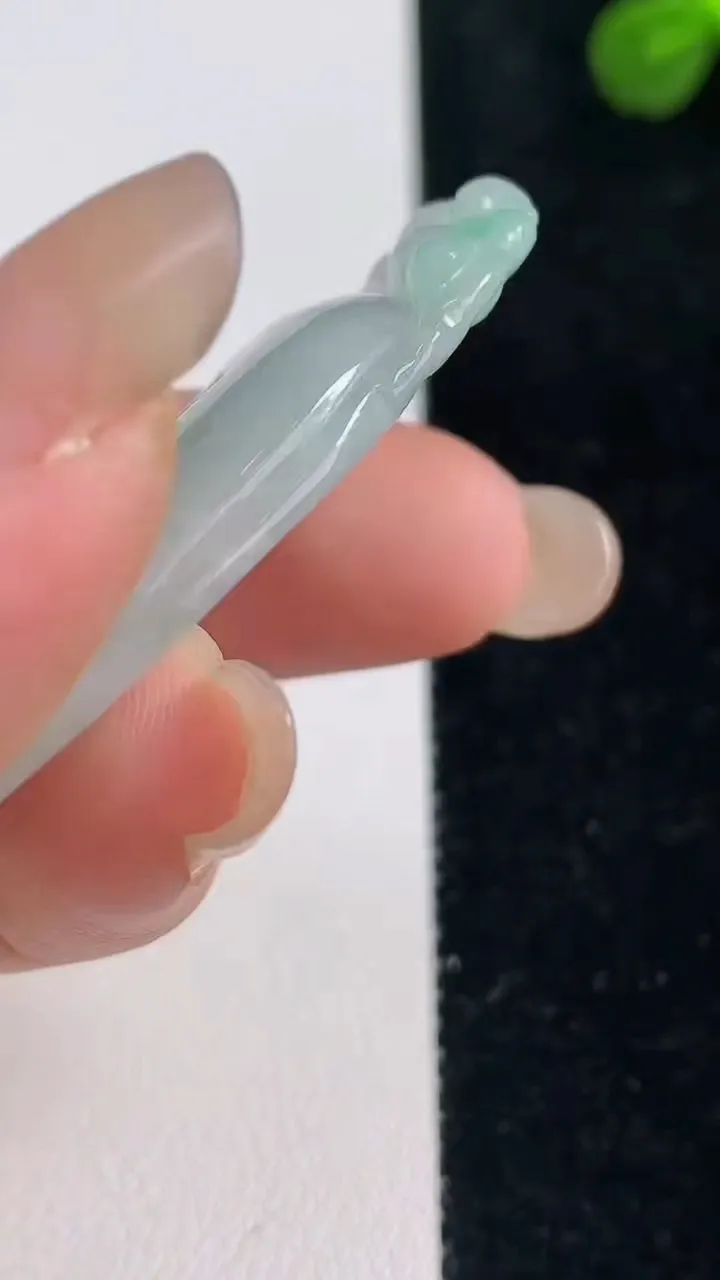 天然A货翡翠如意吊坠，尺寸48.5-26.3-5.6，重量:13.26g
9月6日