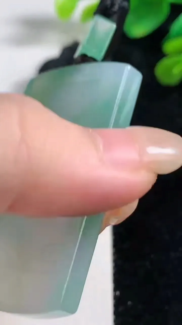 天然A货翡翠仿古无事牌吊坠，尺寸53.3-40.5-5，重量:39.30g
9月6日
