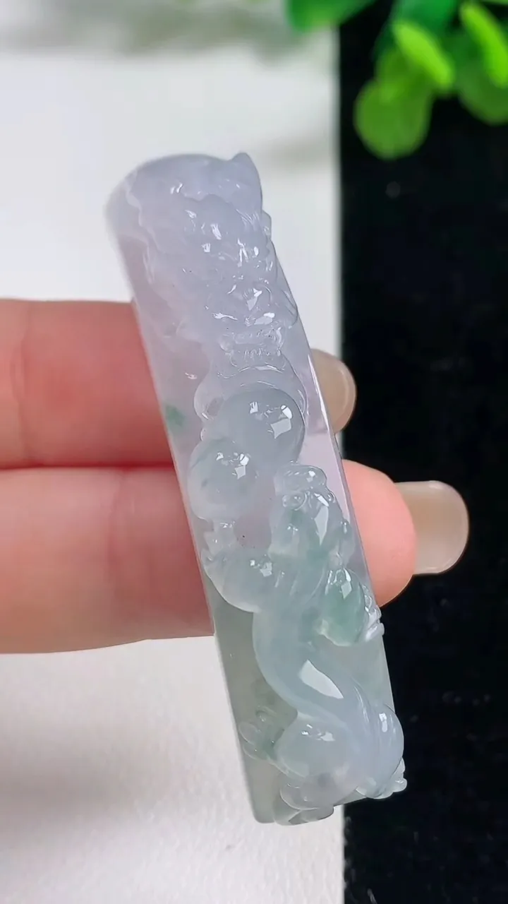 天然A货翡翠种飘花龙龙手牌，尺寸58.6-12.4-10，重量:20.68g
9月6日
