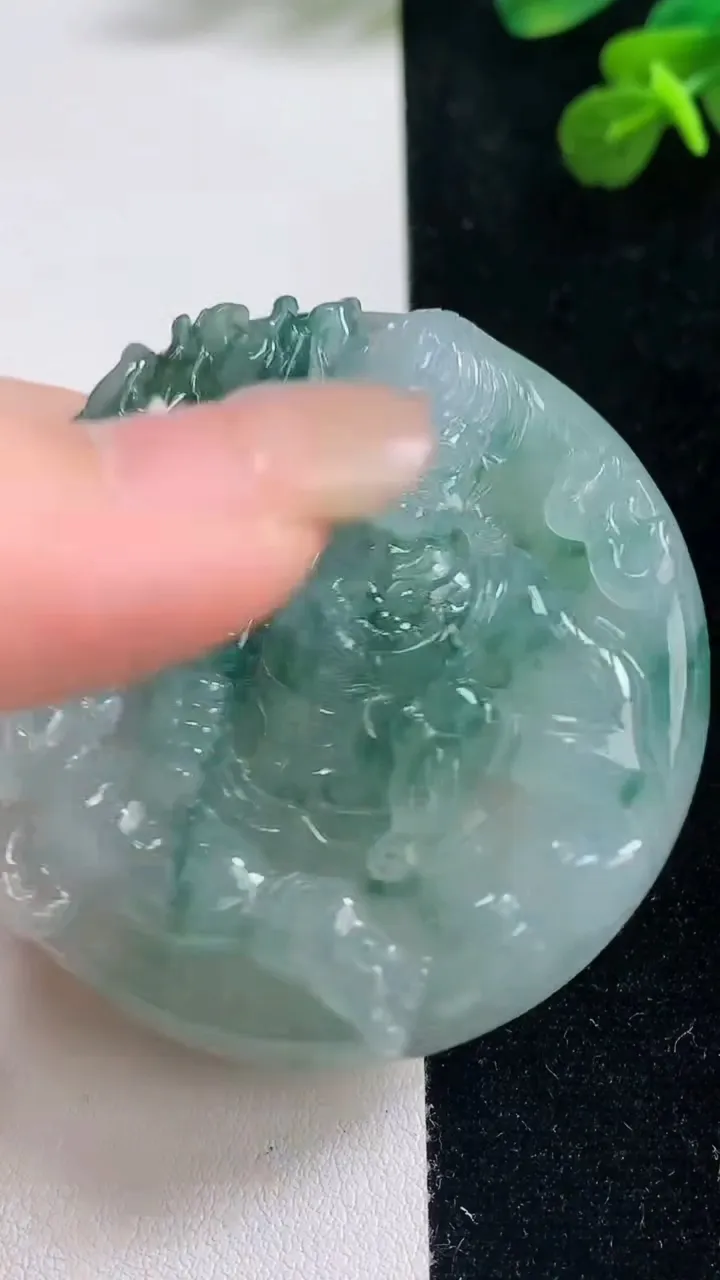 天然A货翡翠种飘花不动明王吊坠，尺寸53-11.2，重:58.20g
9月6日