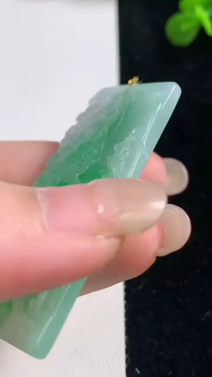 天然A货翡翠山水牌吊坠，尺寸52.6-32-4，重量:18.29g
9月6日