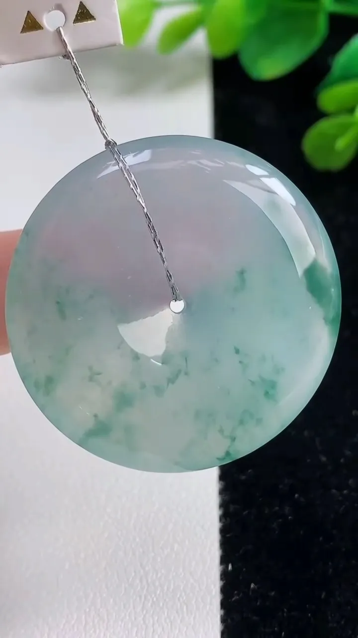 天然A货翡翠种飘花平安扣吊坠，尺寸37.6-6，重量:18.20g
9月6日