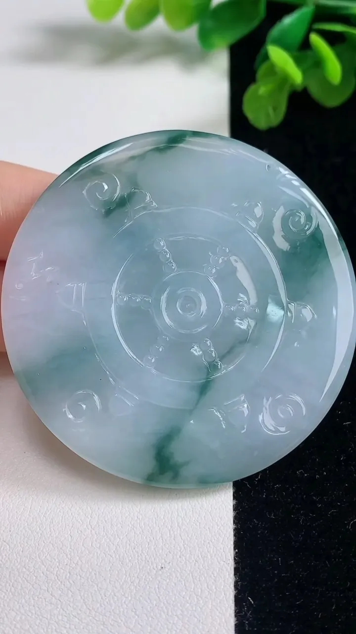 天然A货翡翠冰种飘花不动明王吊坠，尺寸57.6-8，重量:52.40g
9月6日