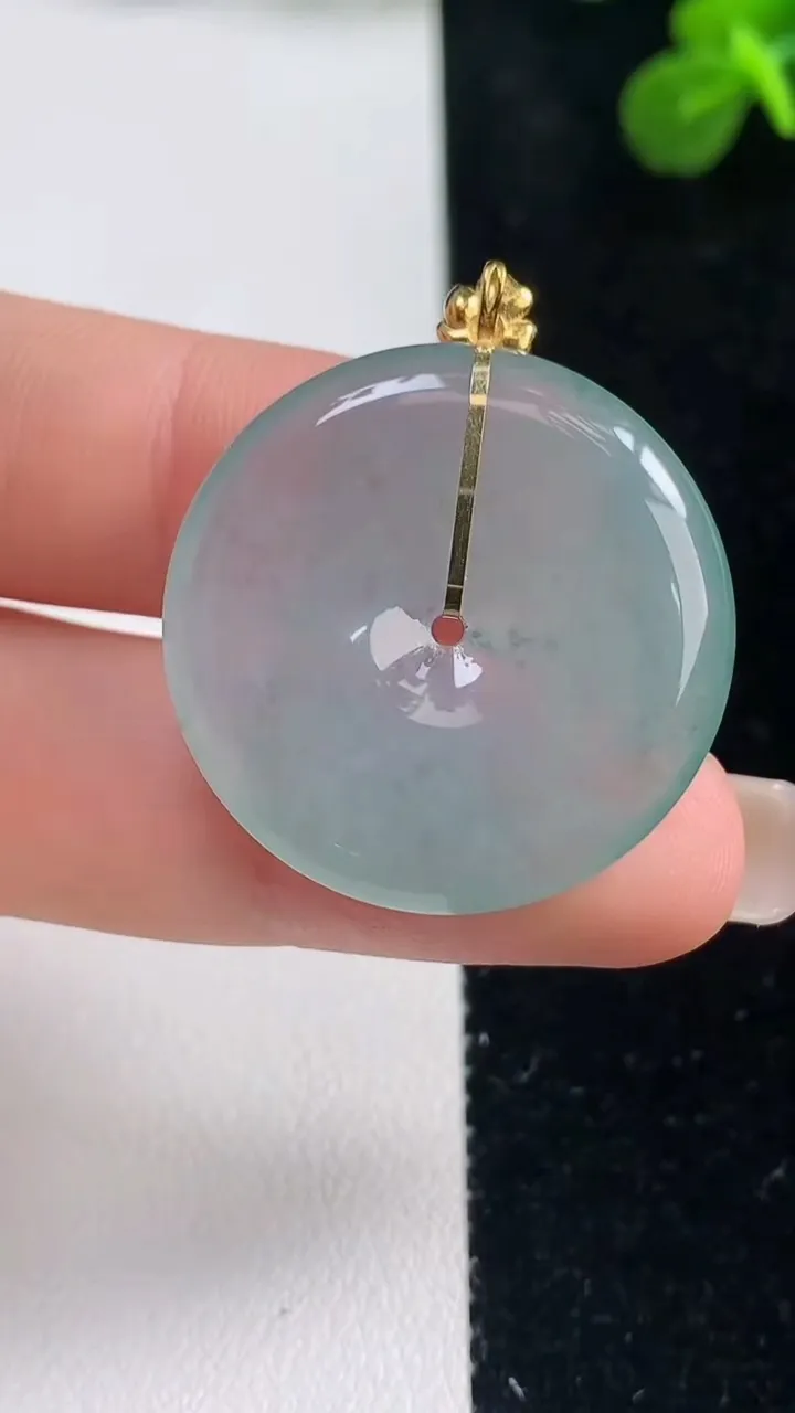 天然A货翡翠种飘花平安扣吊坠，尺寸28-4.3，重量:7.86g
9月6日