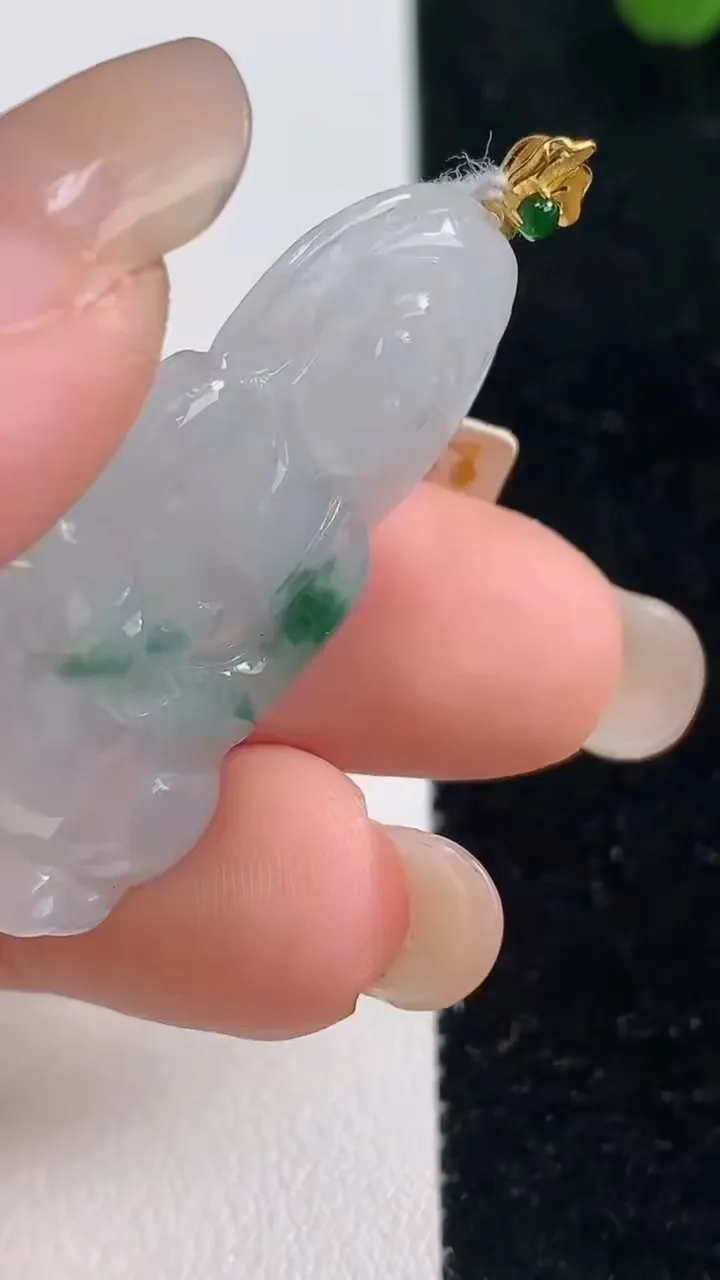 天然A货翡翠种飘花观音菩萨吊坠，尺寸37-22.3-3.5，重量:5.47g
9月6日