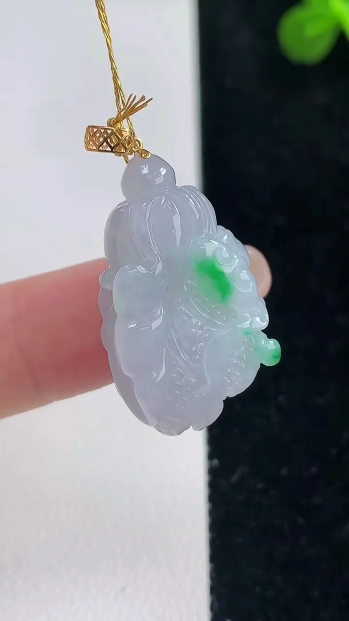 天然A货翡翠白菜吊坠，尺寸26-17-8.7，重量:6.88g
9月6日