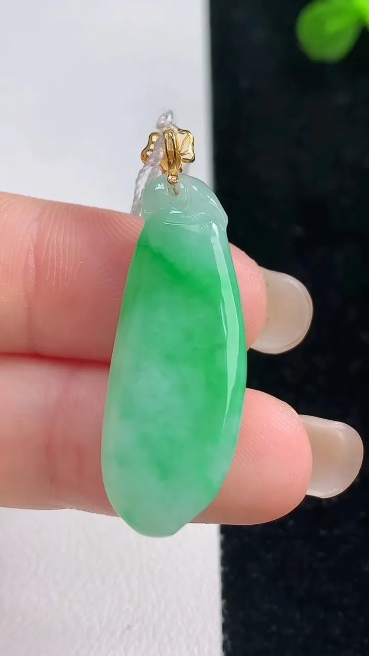 天然A货翡翠福瓜吊坠，尺寸32.2-12-5.4，重量:4.89g
9月6日