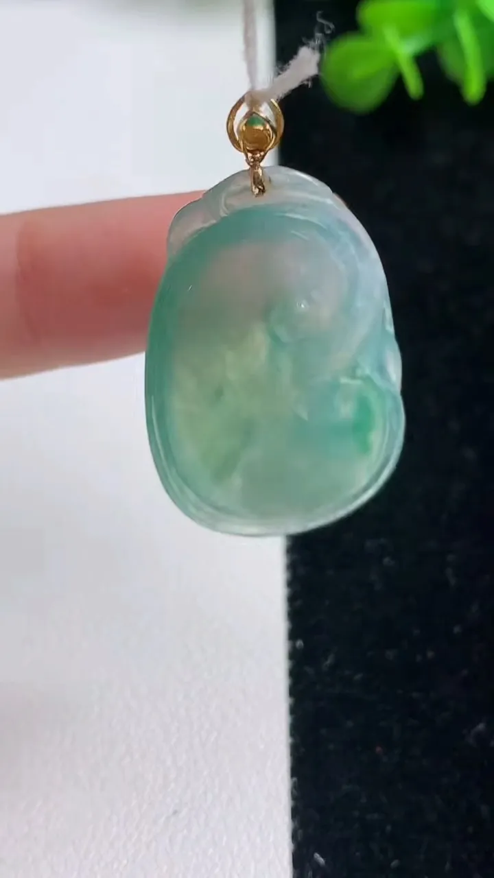 天然A货翡翠如意吊坠，尺寸35-21-3.5，重量:5.58g
9月6日