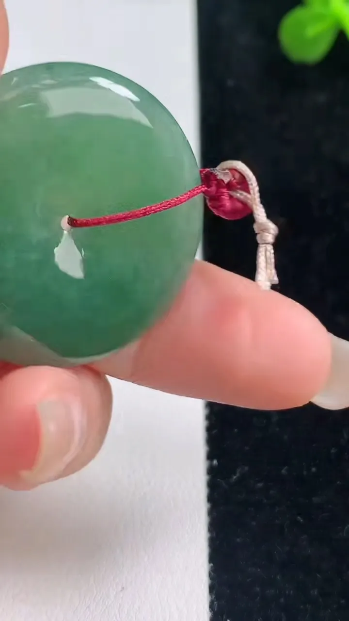 天然A货翡翠平安扣吊坠，尺寸31.6-5.6，重量:12.11g
9月6日