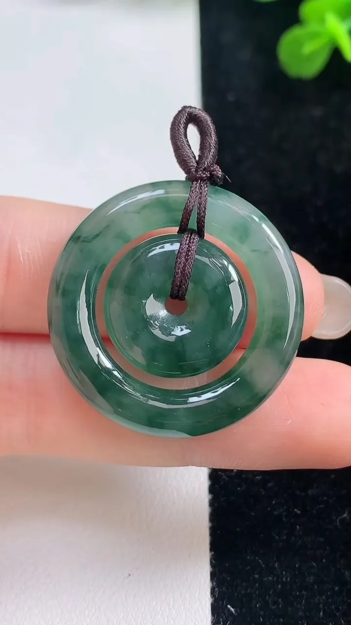 天然A货翡翠飘花母子平安扣吊坠，尺寸30.5-5，重:8.04g
9月6日