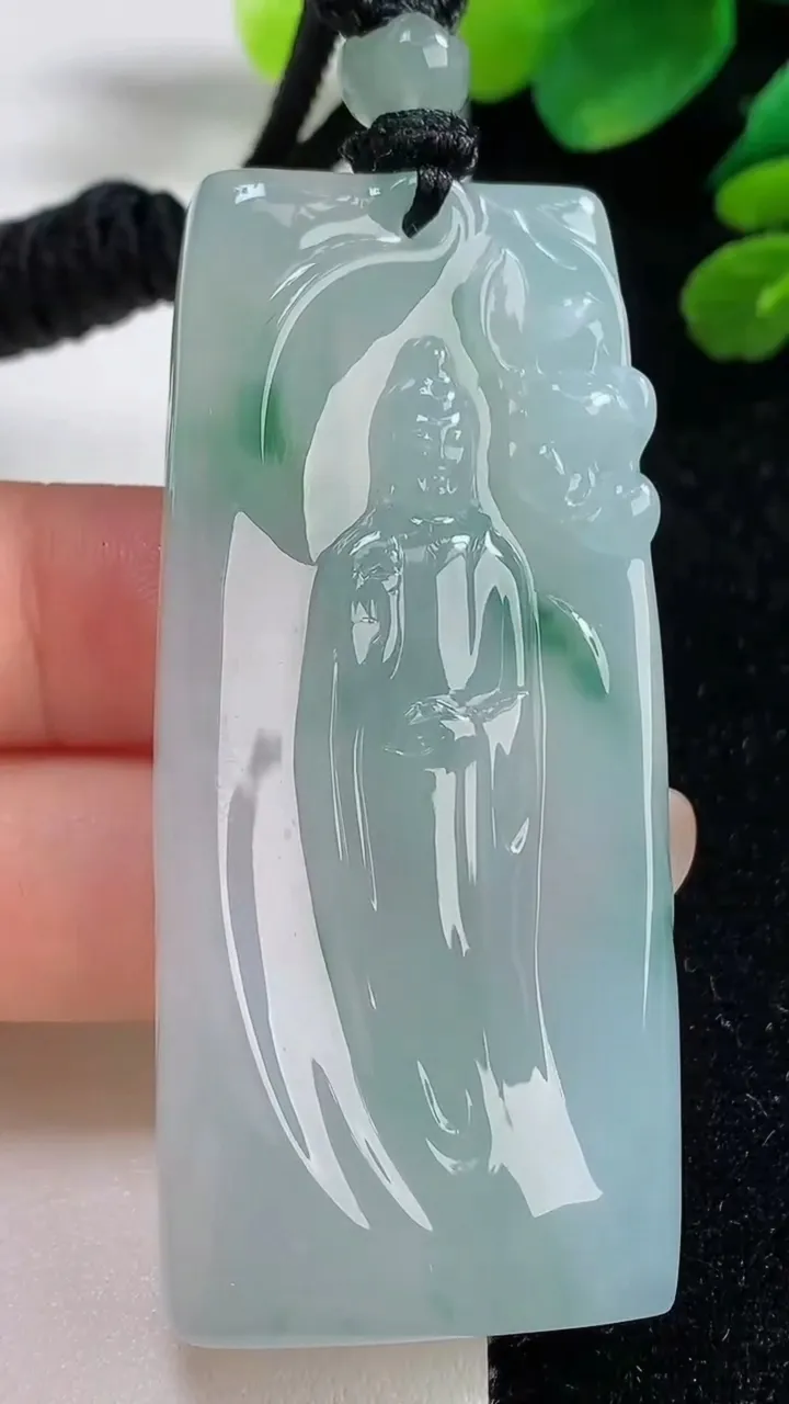天然A货翡翠种飘花观音菩萨吊坠，尺寸64-29.4-7.2，重量:42.74g
9月6日
