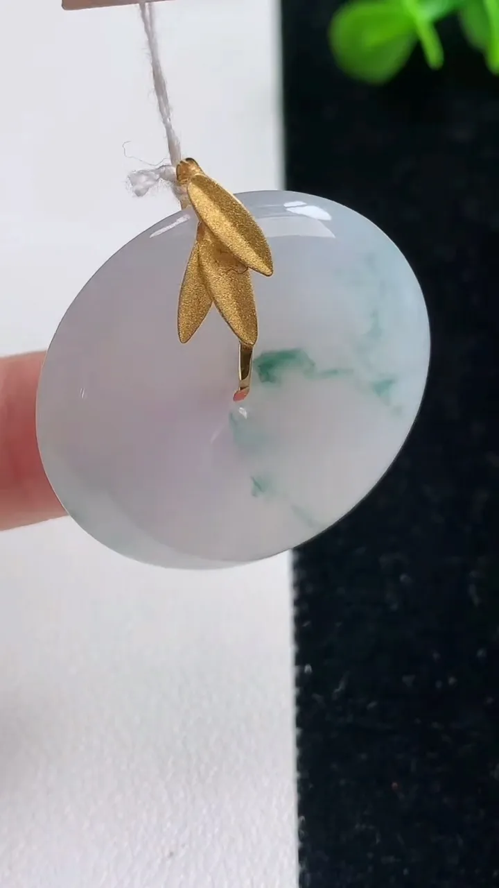 天然A货翡翠种飘花平安扣吊坠，尺寸30.7-5.3，重量:11.30g
9月6日