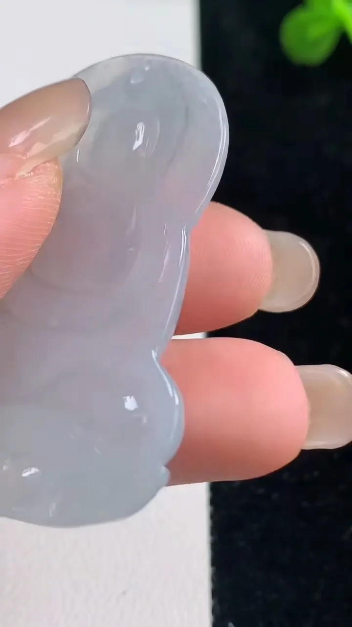 天然A货翡翠大日如来吊坠，尺寸46-30.8-5.2，重量:12.67g
9月6日