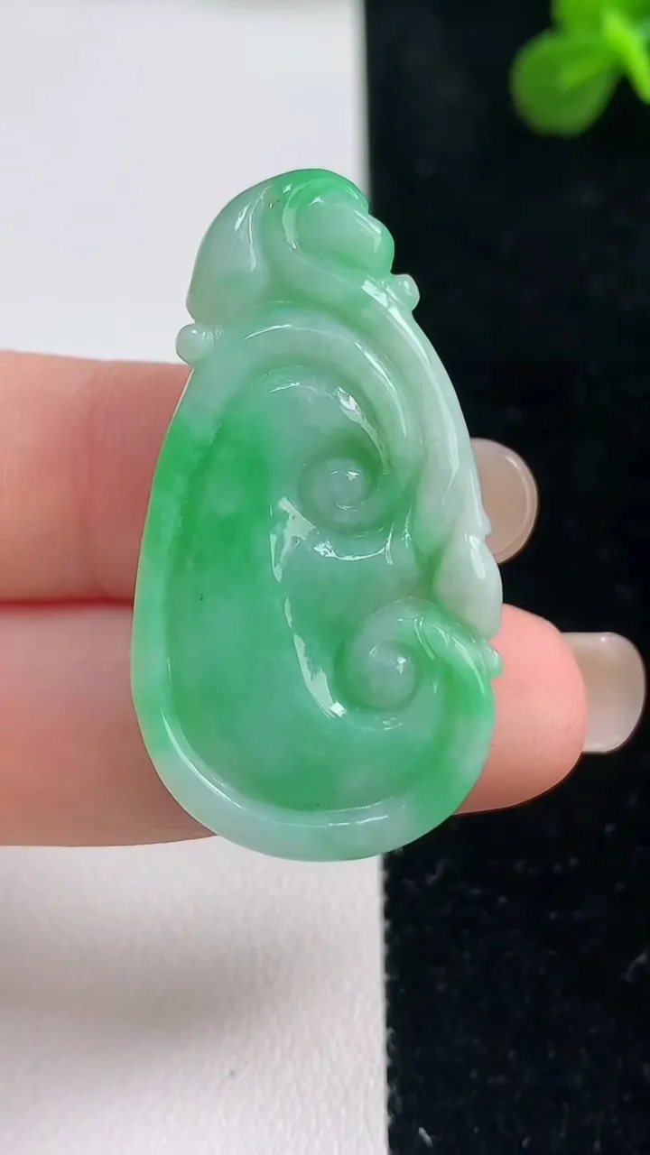 天然A货翡翠如意吊坠，尺寸39.2-20.7-5.8，重量:9.39g
9月6日