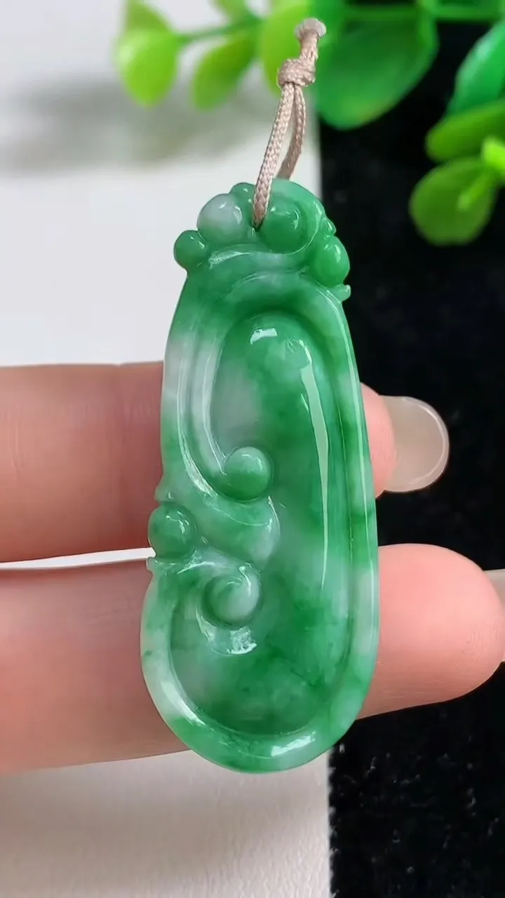 天然A货翡翠如意吊坠，尺寸45.6-18-6.2，重量:9.15g
9月7日