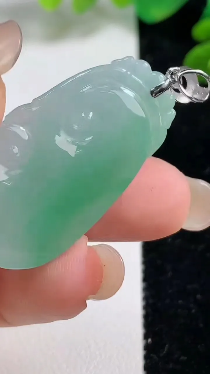 天然A货翡翠如意吊坠，尺寸35.7-20.6-5.6，重量:8.80g
9月7日