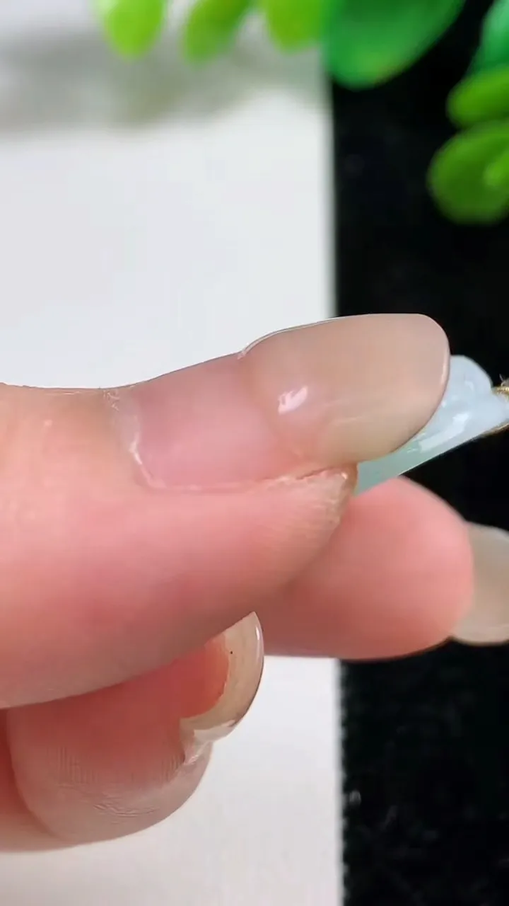 天然A货翡翠观音菩萨吊坠，尺寸47.3-19.6-7.6，重量:13.53g
9月7日