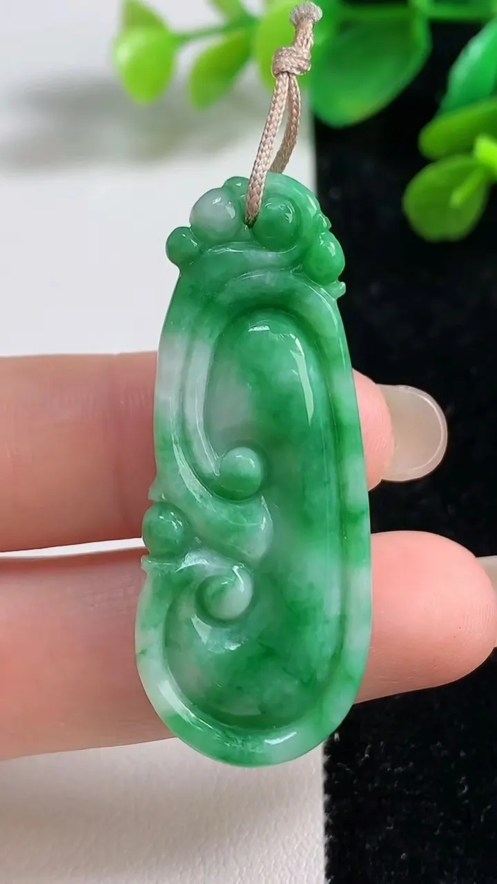 天然A货翡翠如意吊坠，尺寸45.6-18-6.2，重量:9.15g
9月7日