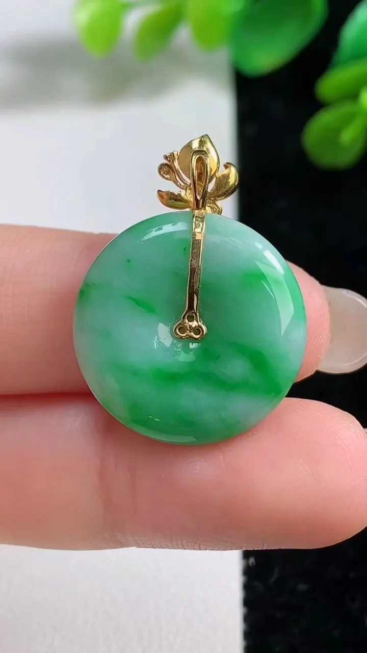 天然A货翡翠平安扣吊坠，尺寸20.6-4.7，重量:4.80g
9月7日