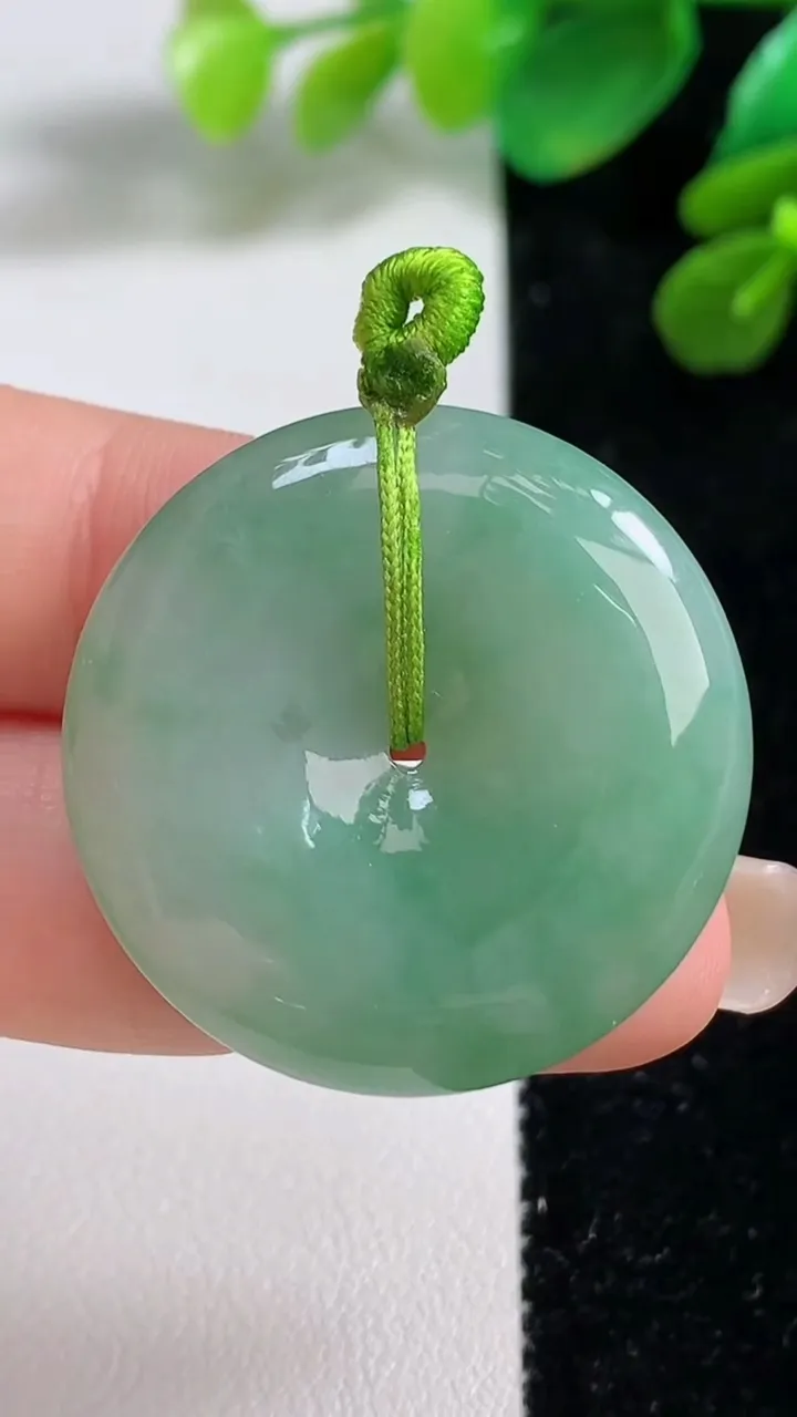 天然A货翡翠平安扣吊坠，尺寸31.3-6.4，重量:13.07g
9月7日