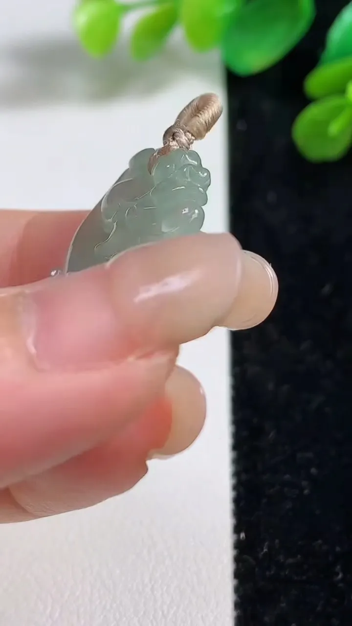 天然A货翡翠龙牌吊坠，尺寸45.8-16.8-4，重量:5.60g
9月7日