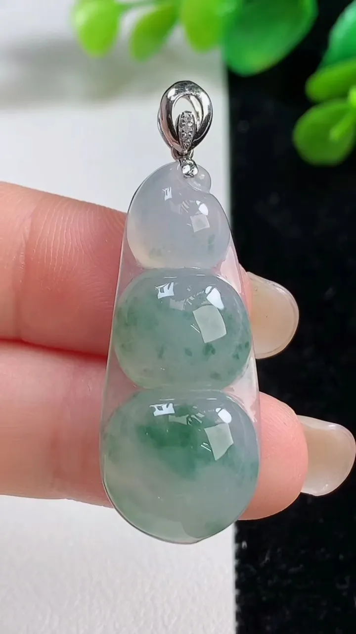 天然A货翡翠种飘花福豆吊坠，尺寸36.6-15.4-5.4，重量:5.37g
9月7日