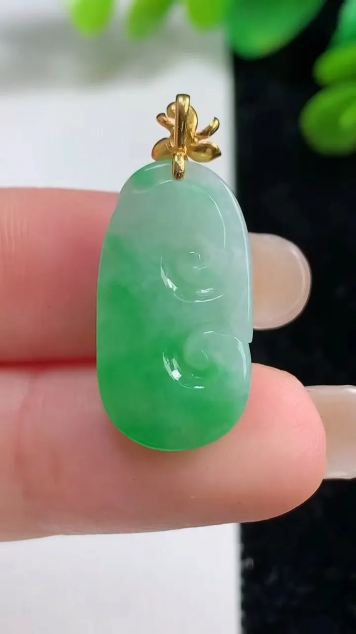 天然A货翡翠如意吊坠，尺寸23-12-5，重量:2.96g
9月7日