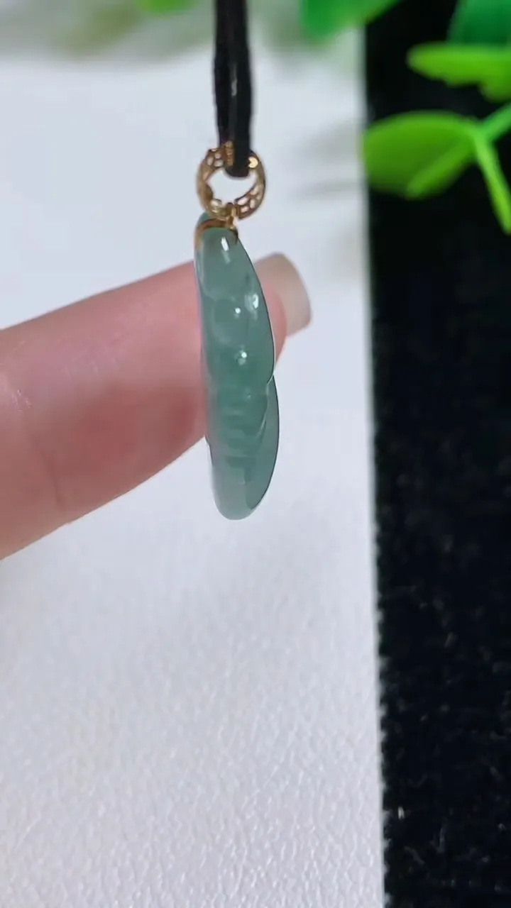 天然A货翡翠葫芦吊坠，尺寸23-6.9-4.3，重:2.02g
9月7日