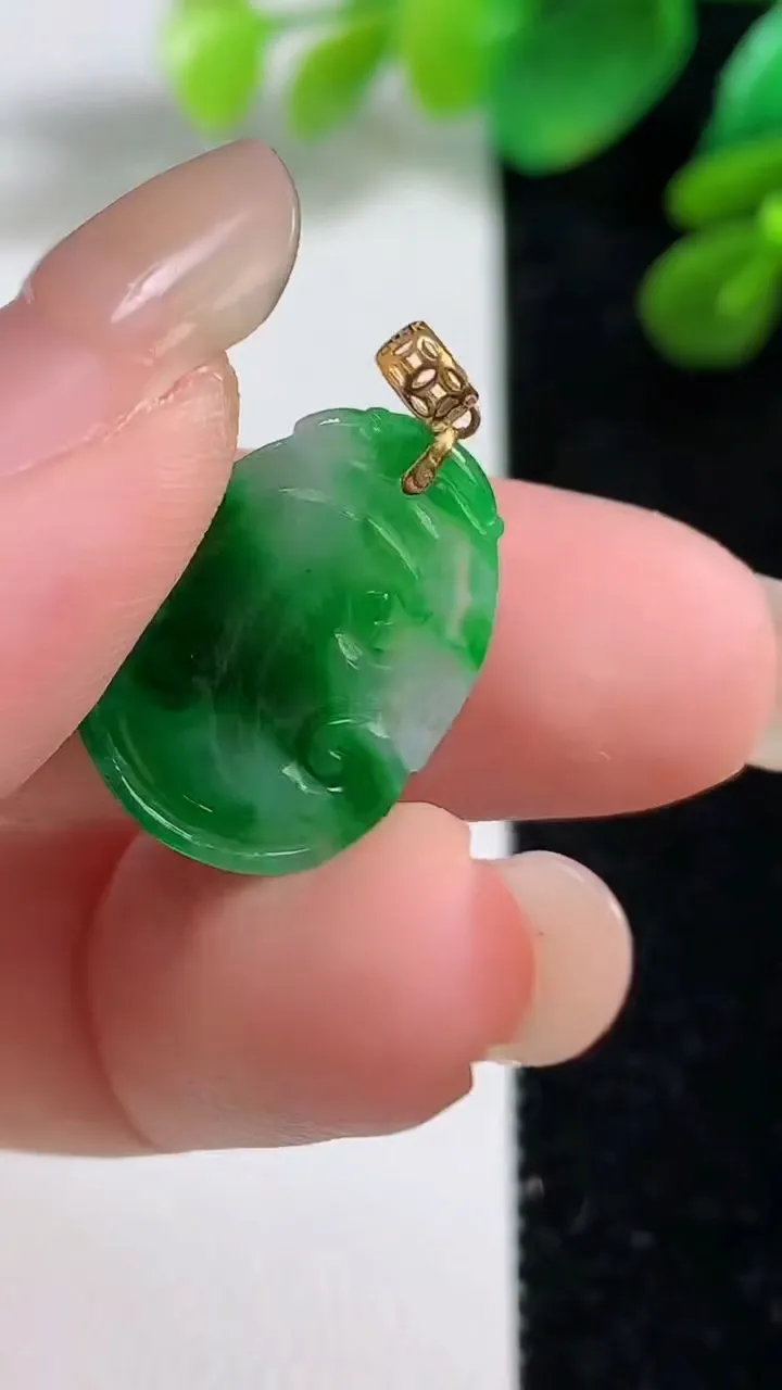 天然A货翡翠如意吊坠，尺寸19.3-14.3-4.5，重量:2.31g
9月7日