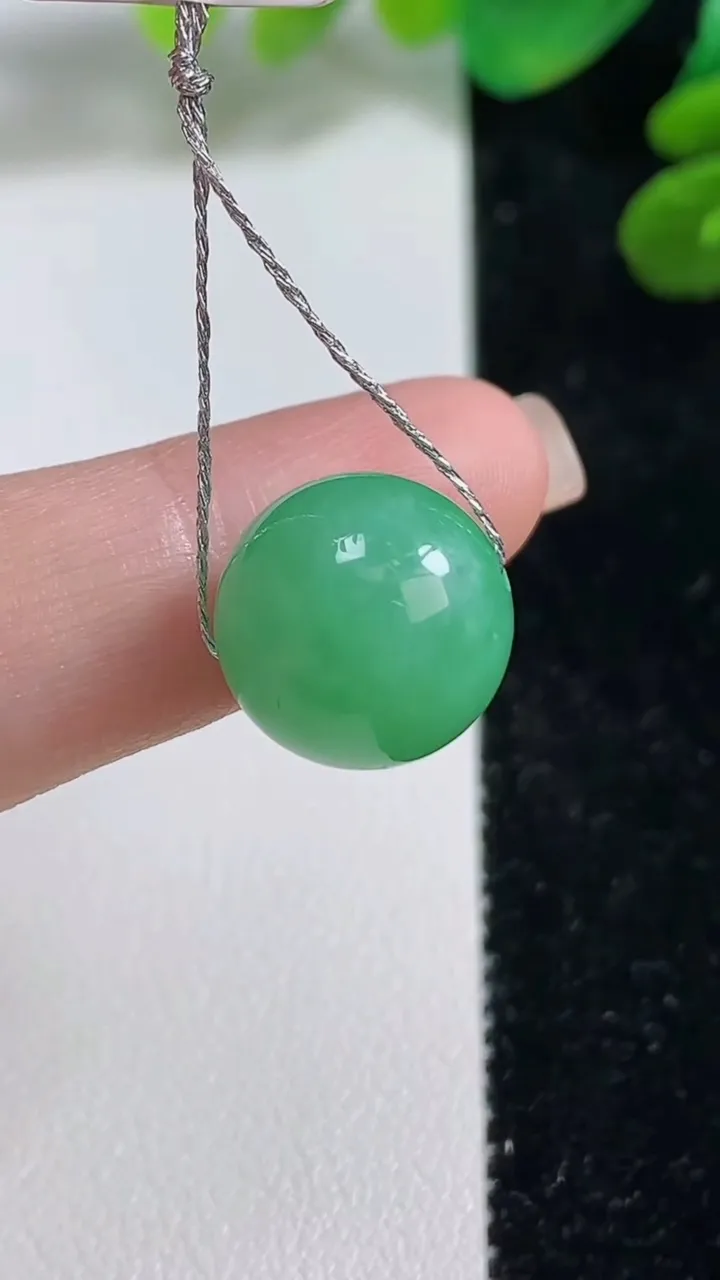 天然A货翡翠圆珠吊坠，尺寸13，重量:3.81g
9月7日