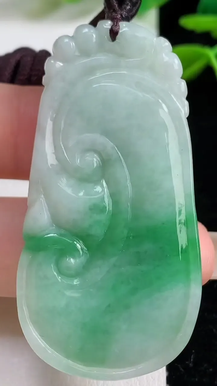 天然A货翡翠如意吊坠，尺寸52.8-27-6.7，重:17.75g
9月7日