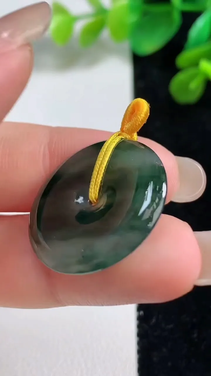 天然A货翡翠冰种飘花平安扣吊坠，尺寸24-3.8，重量:4.95g
9月7日