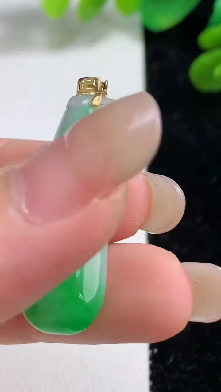 天然A货翡翠福瓜吊坠，尺寸32.8-11.6-5，重量:4.26g
9月7日