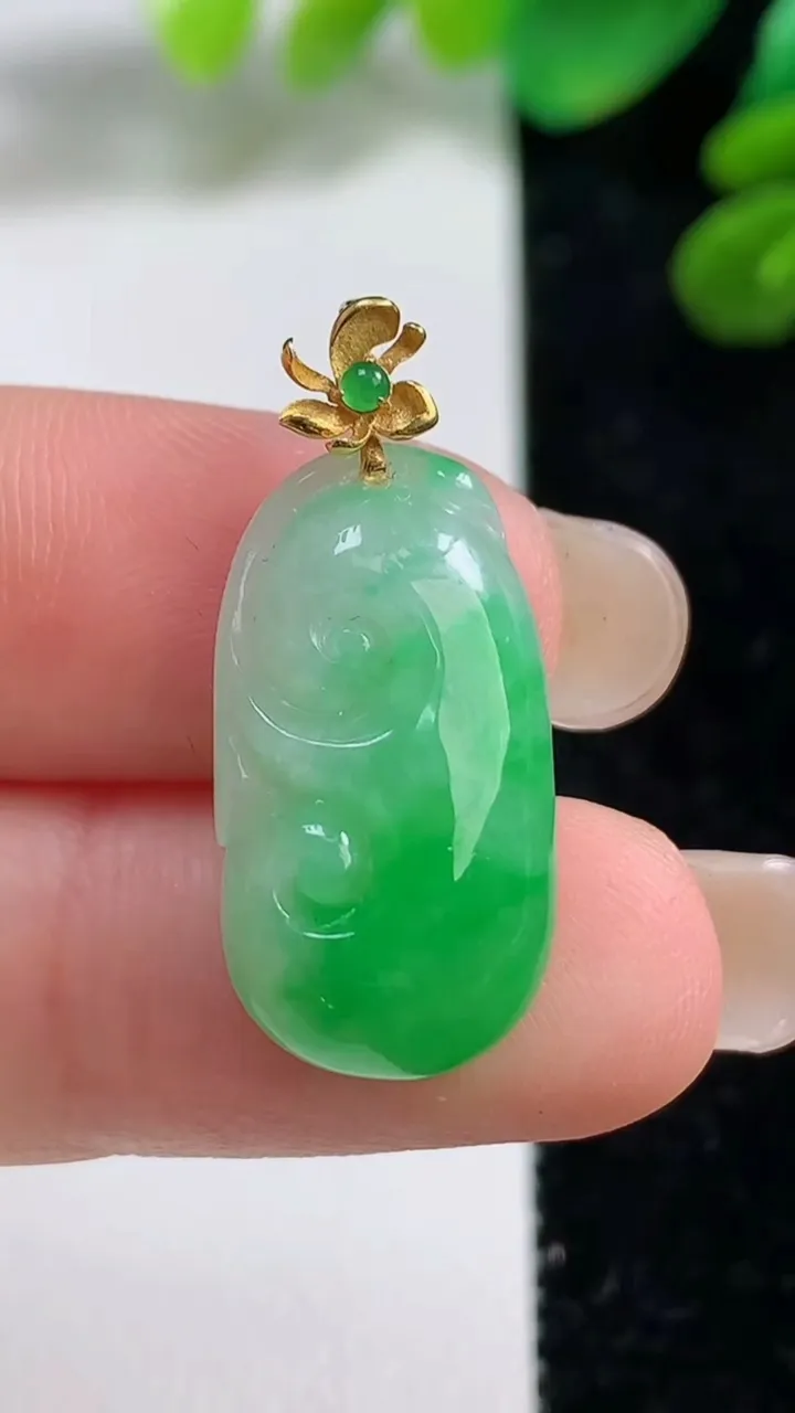 天然A货翡翠如意吊坠，尺寸23-12-5，重量:2.96g
9月7日