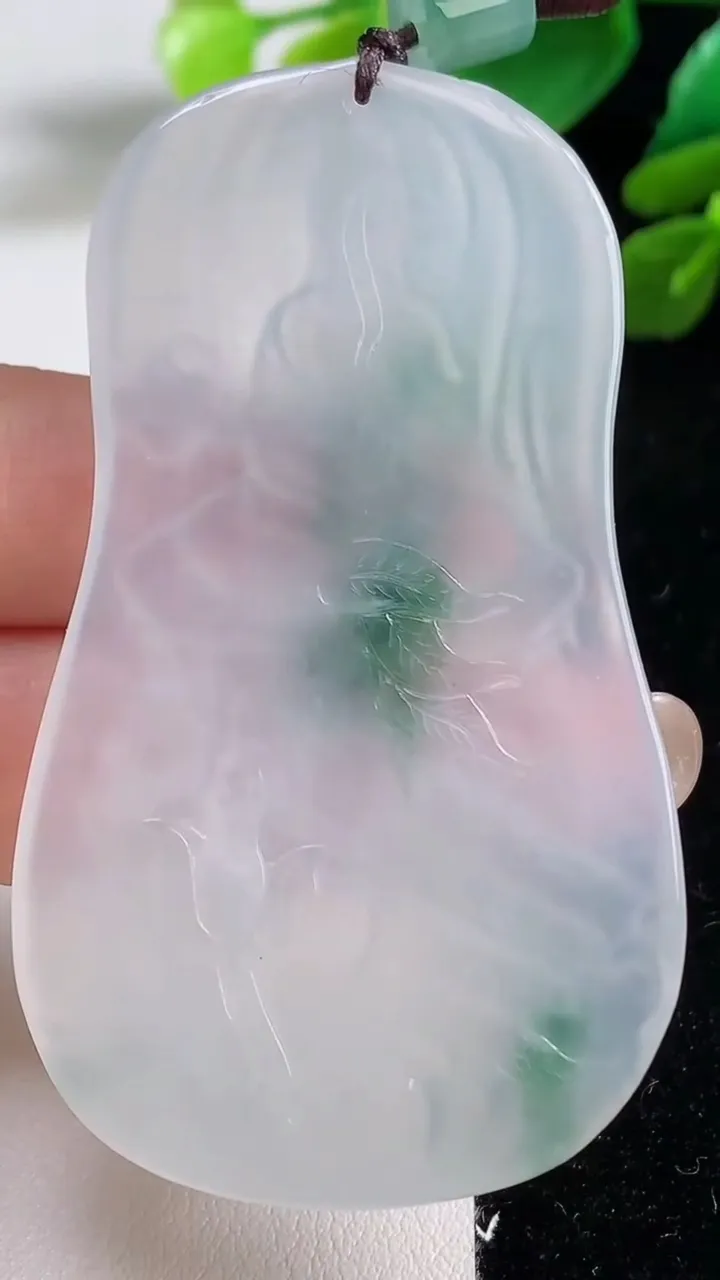 天然A货翡翠种飘花大势至观音菩萨吊坠，尺寸64.6-37.7-4，重量:25.38g
9月7日