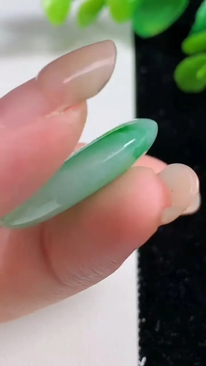 天然A货翡翠平安扣吊坠，尺寸29.5-6.3，重量:11.22g
9月7日