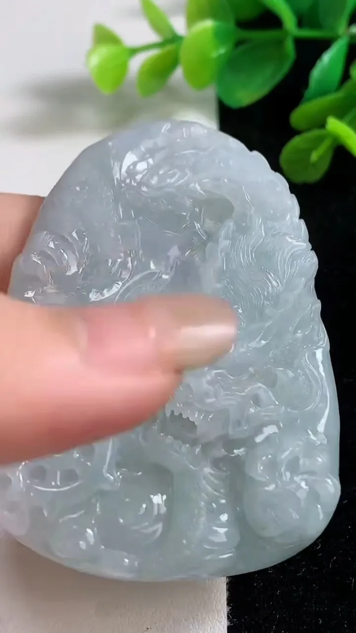天然A货翡翠龙牌吊坠，尺寸67.3-48.5-9，重量:47.57g
9月7日