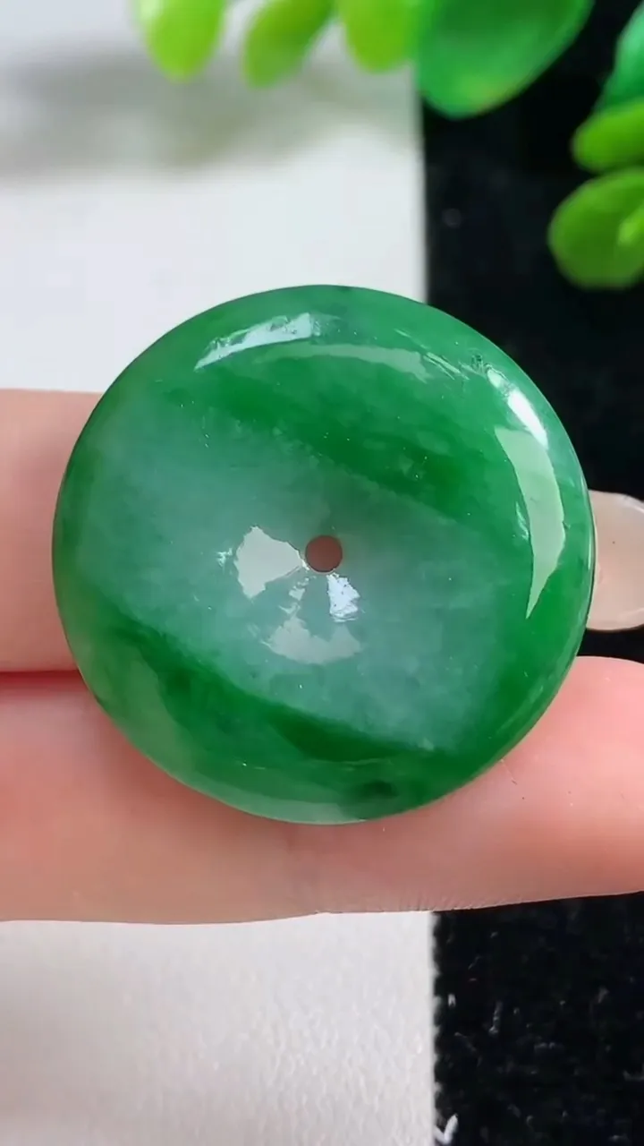 天然A货翡翠平安扣吊坠，尺寸29.6-5，重量:9.15g
9月7日