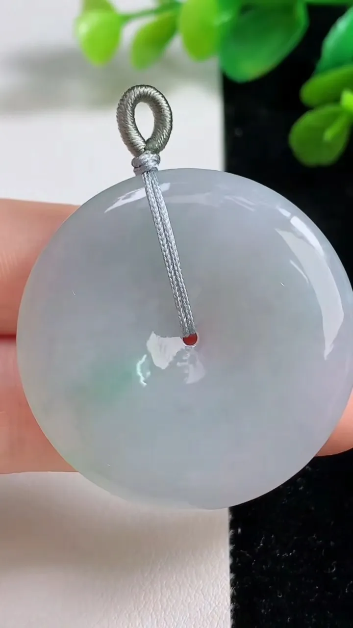 天然A货翡翠平安扣吊坠，尺寸38.4-5.6，重量:18.10g
9月7日