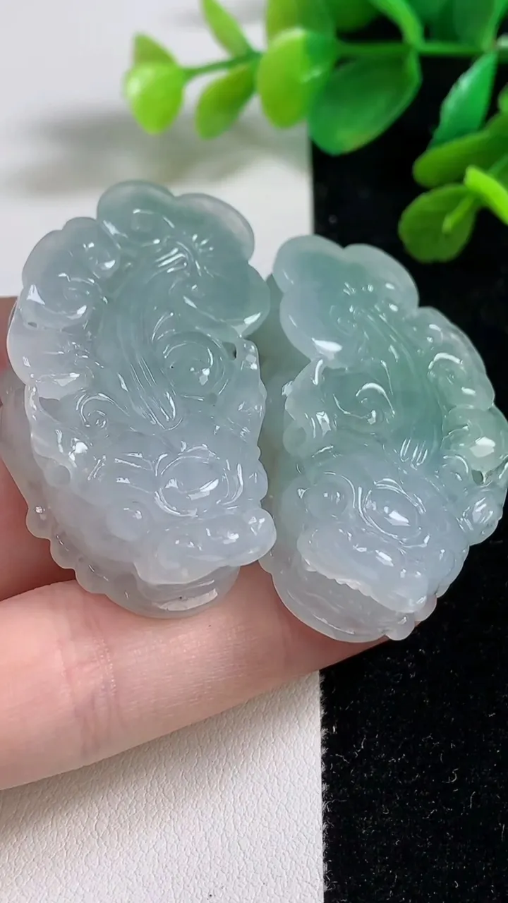 天然A货翡翠冰种飘花貔貅吊坠一对，尺寸44.4-25-12，重量:67.97g
9月7日