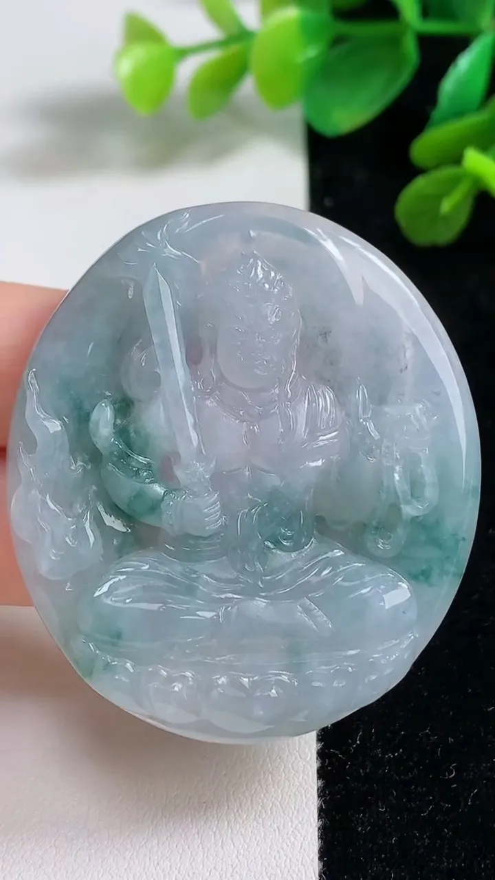 天然A货翡翠冰种飘花不动明王吊坠，尺寸50-44.5-5.6，重量:25.42g
9月7日