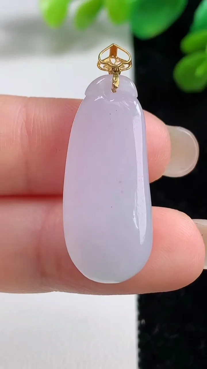 天然A货翡翠福瓜吊坠，尺寸30.4-12.4-6，重量:5.13g
9月7日