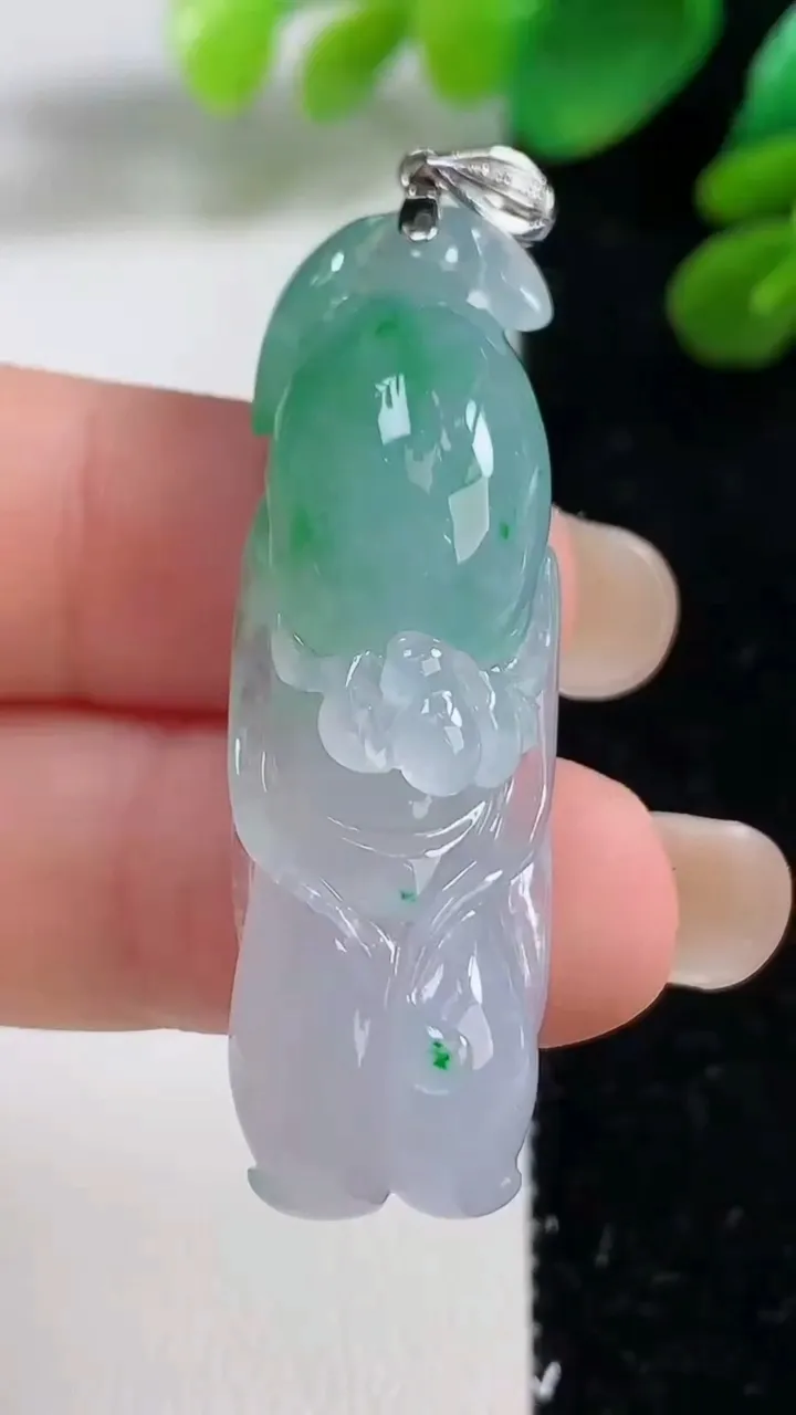 天然A货翡翠白菜吊坠，尺寸44.6-14-9，重量:12.55g
9月7日