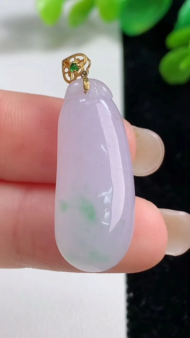 天然A货翡翠福瓜吊坠，尺寸30.4-12.4-6，重量:5.13g
9月7日