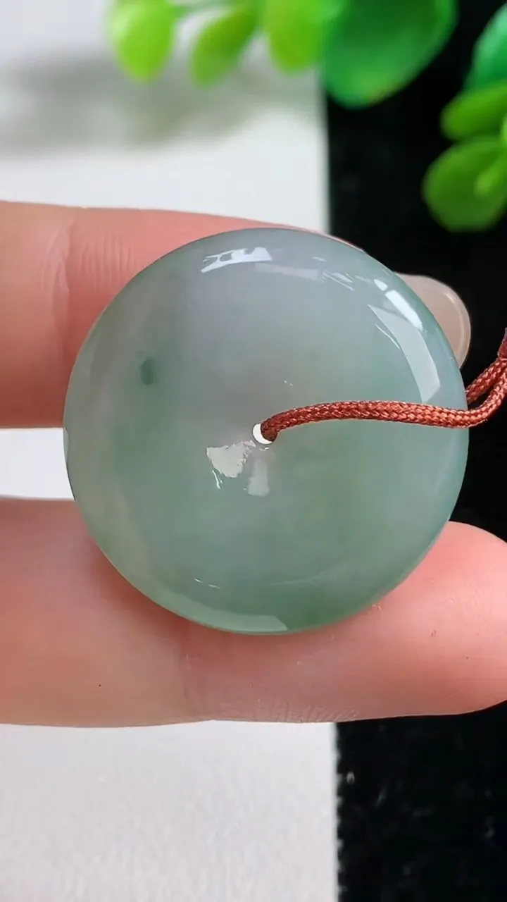 天然A货翡翠平安扣吊坠，尺寸26.6-5.4，重量:8.22g
9月7日
