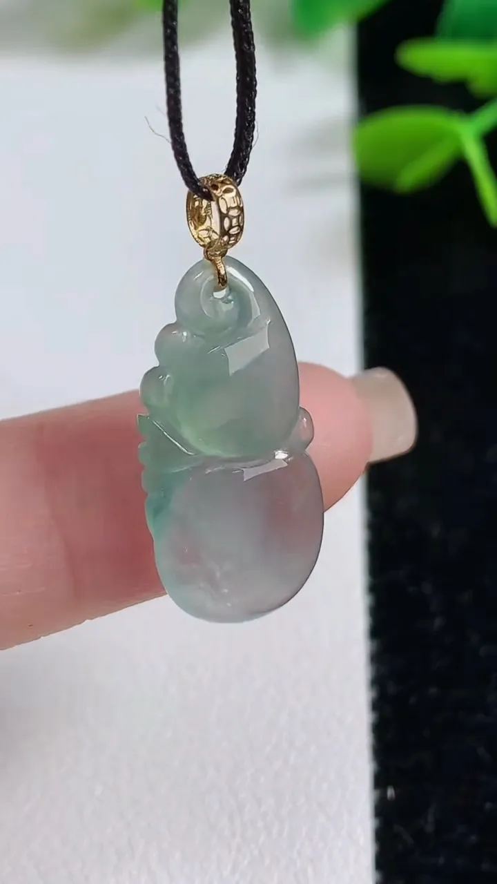 天然A货翡翠葫芦吊坠，尺寸23-6.9-4.3，重:2.02g
9月7日