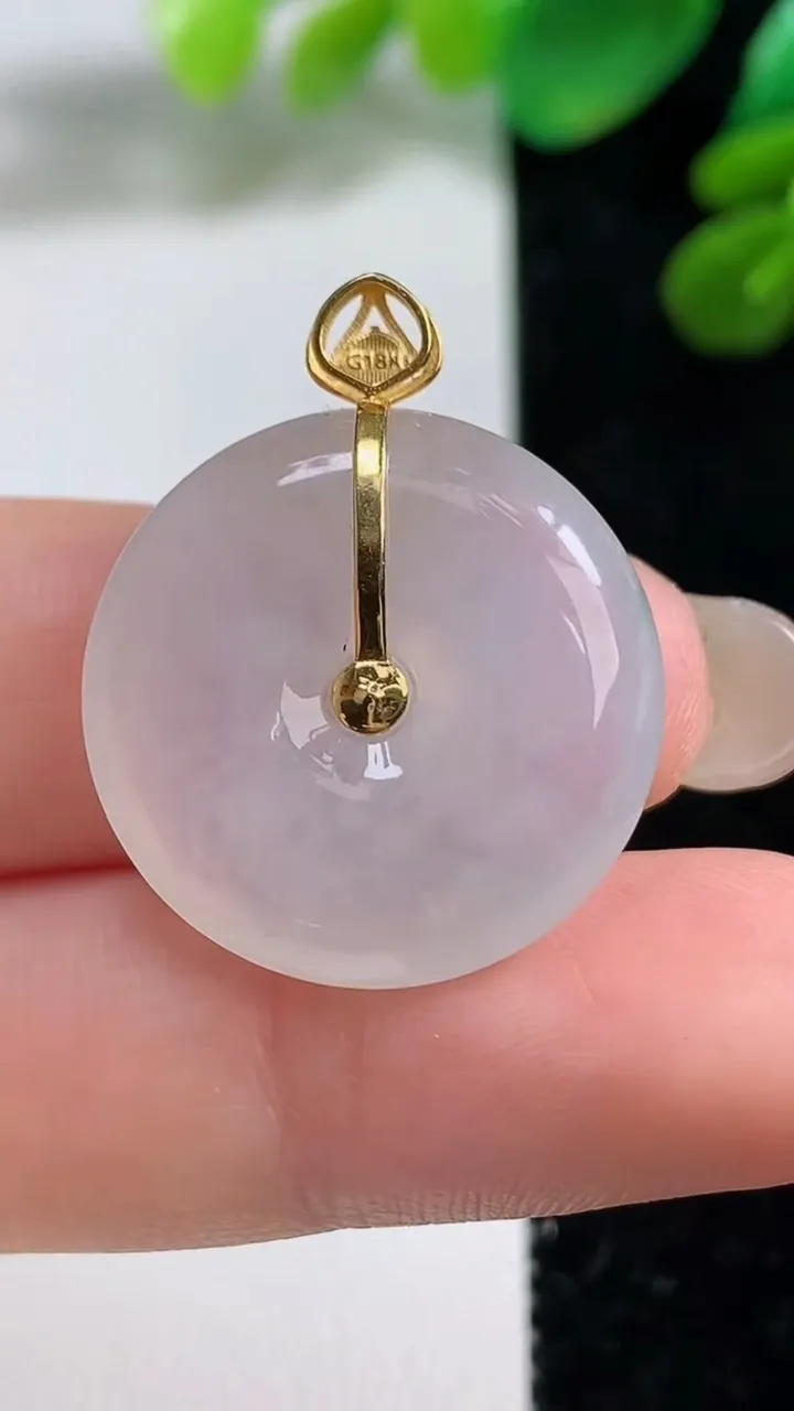 天然A货翡翠平安扣吊坠，尺寸22.2-5.5，重量:5.98g
9月7日