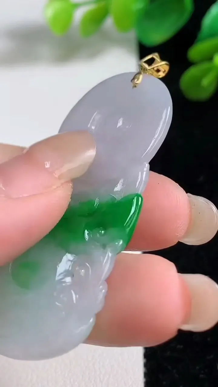 天然A货翡翠观音菩萨吊坠，尺寸51.2-26.6-6.2，重量:14.82g
9月7日